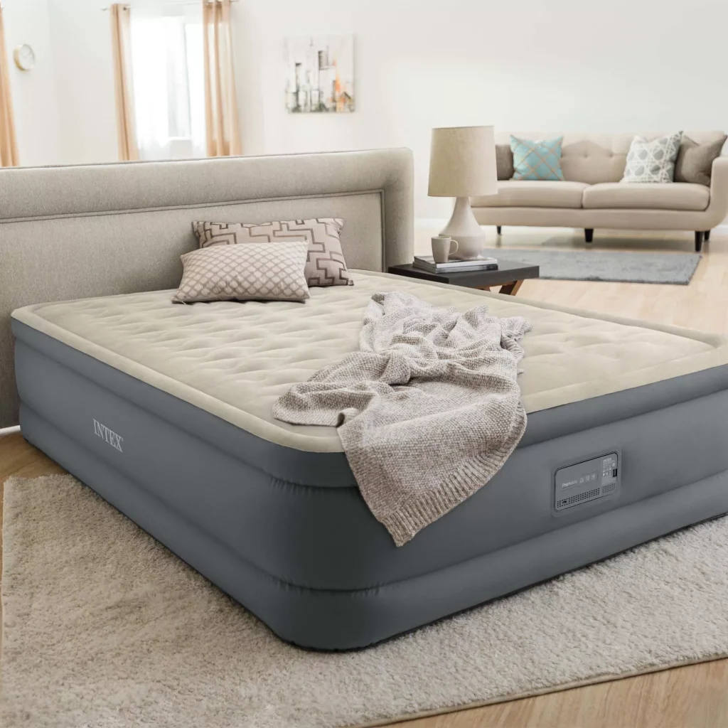 Intex Dura-Beam PremAire II con coperta in un soggiorno