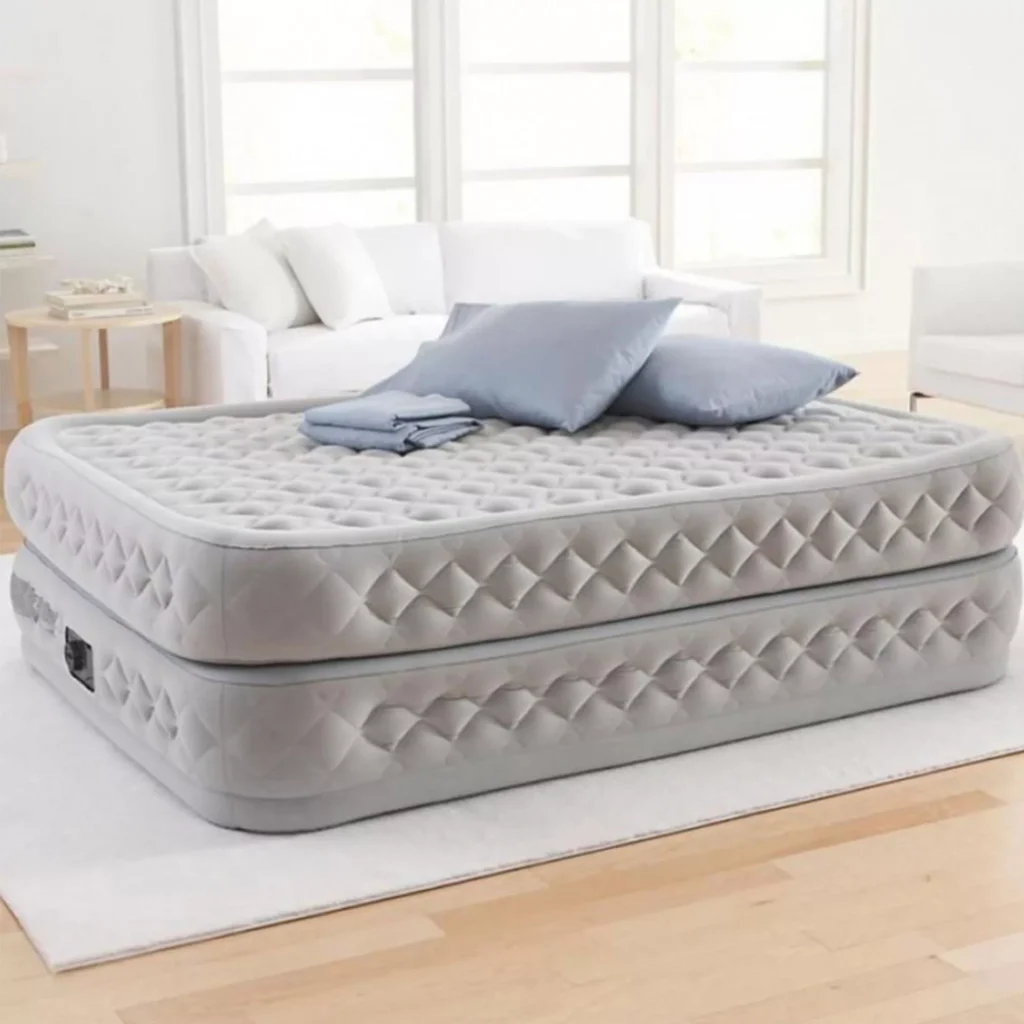 Intex Dura-Beam Supreme Air-Flow con cuscini in un soggiorno luminoso
