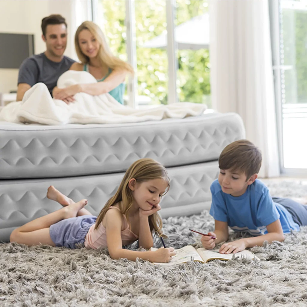 Una famiglia sull'Intex Dura-Beam Supreme Air-Flow in soggiorno