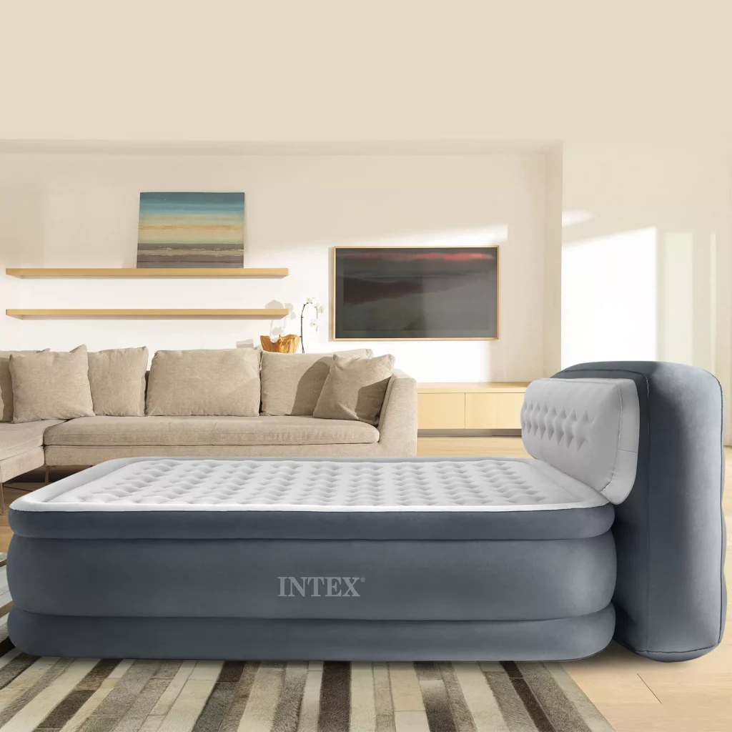 Intex Dura-Beam Ultra Plush Headboard con testiera in un soggiorno
