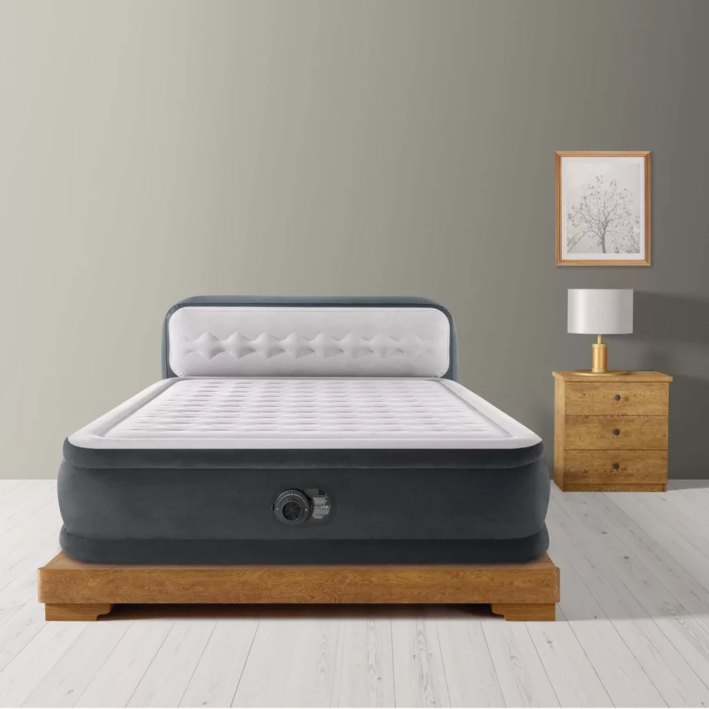 Intex Dura-Beam Ultra Plush Headboard in una camera da letto
