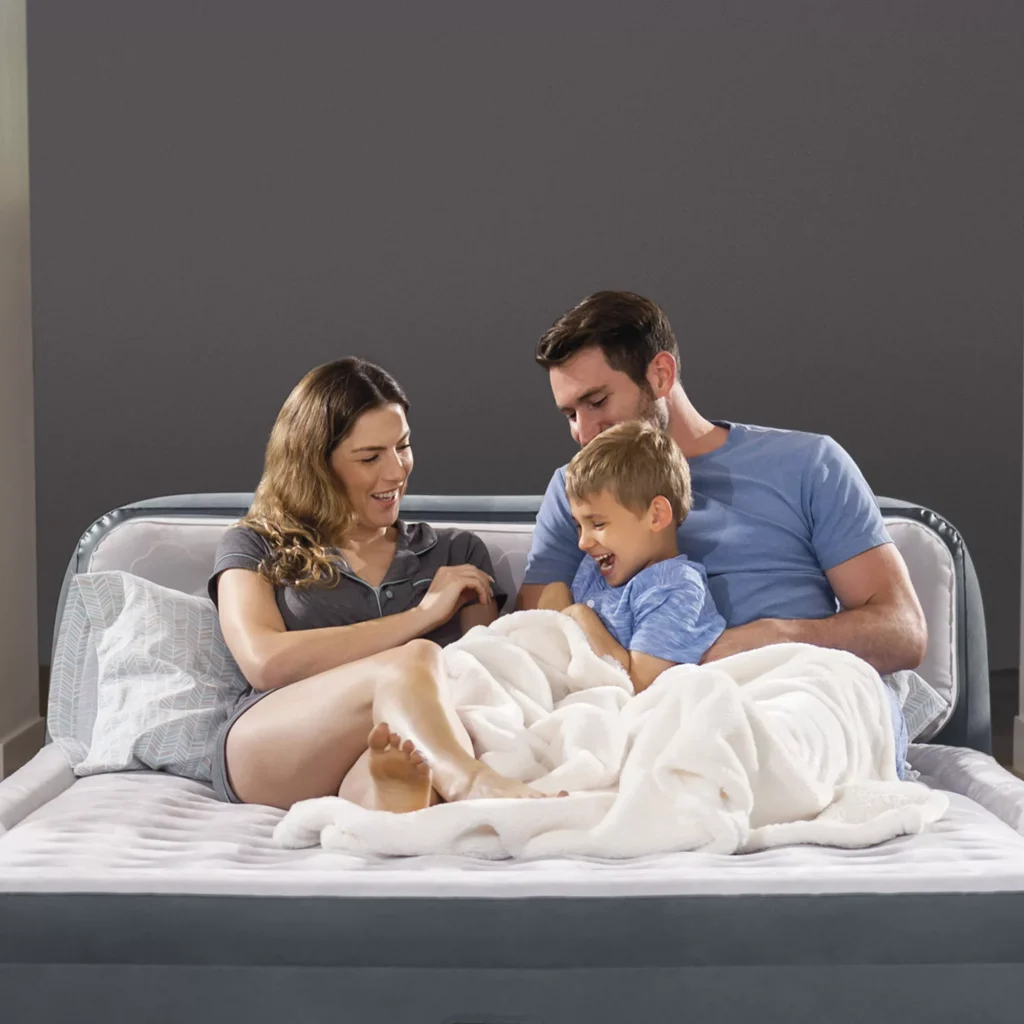 Famiglia seduta contro la testiera dell'Intex Dura-Beam Ultra Plush Headboard