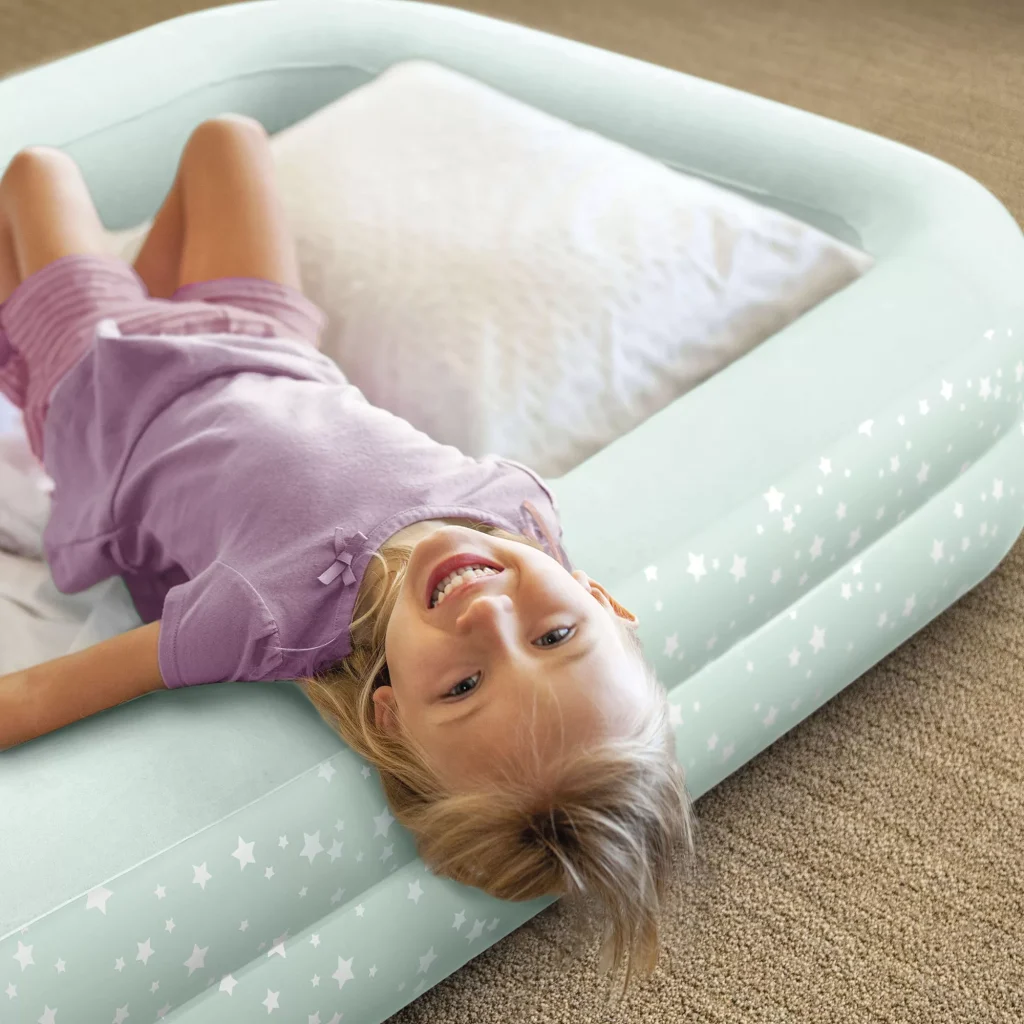 Bambina sdraiata sull'Intex Travel Cozy Kidz