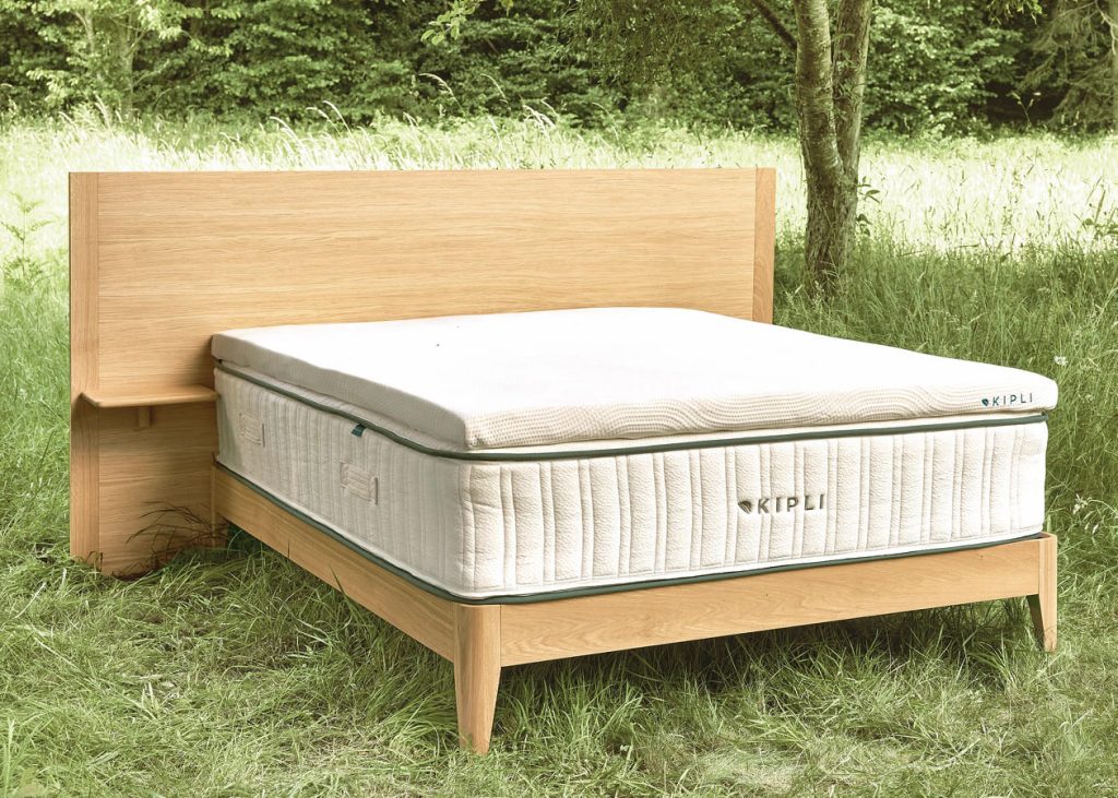 Letto con topper Kipli in lattice naturale allestito in un prato