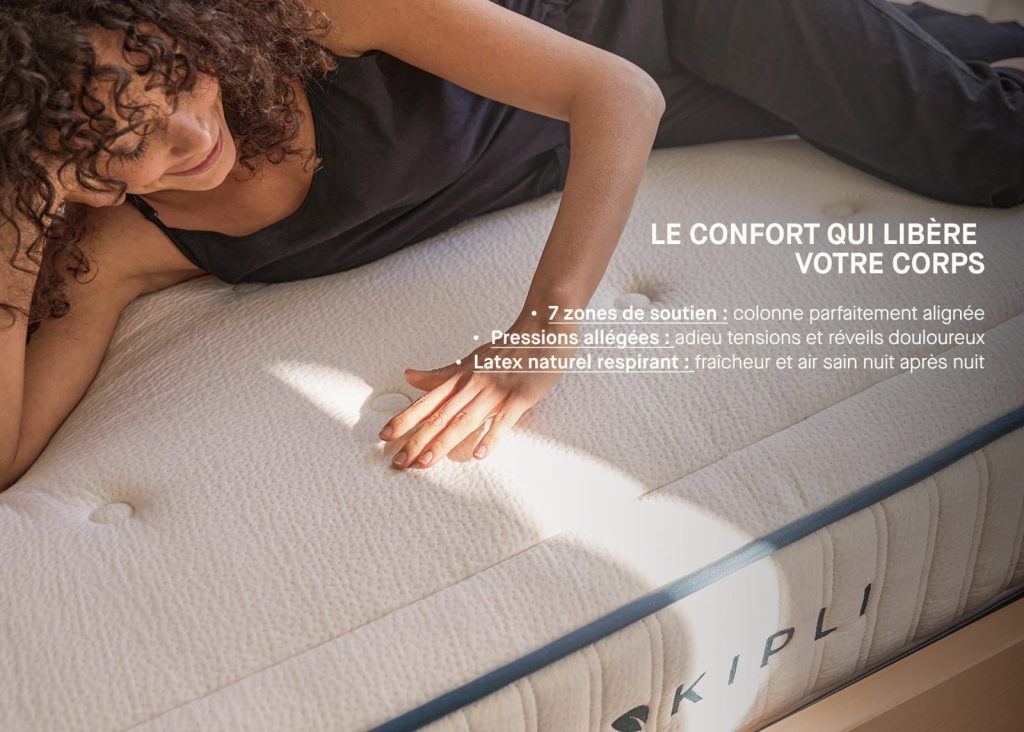 Kipli lattice naturale Premium, donna che appoggia la mano sul materasso