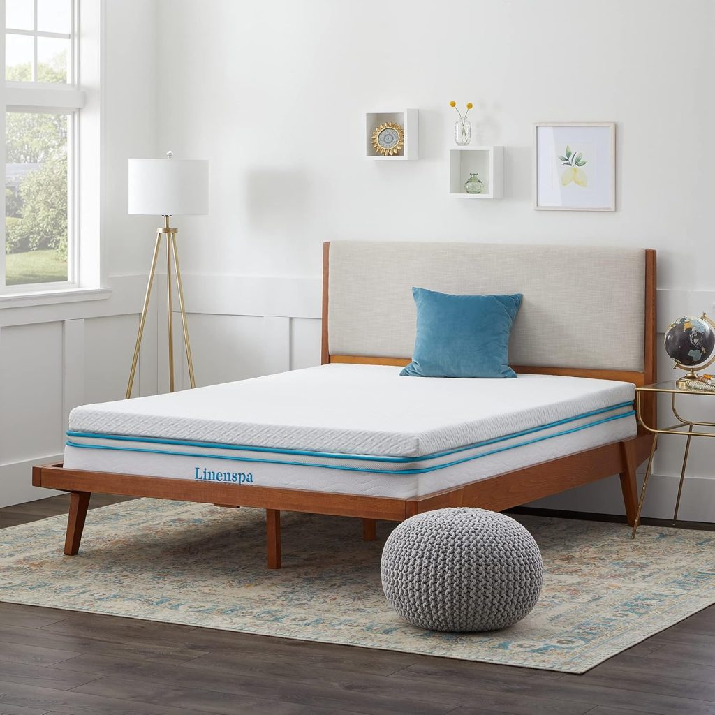 Linenspa topper 10 cm su un letto in legno con pouf grigio