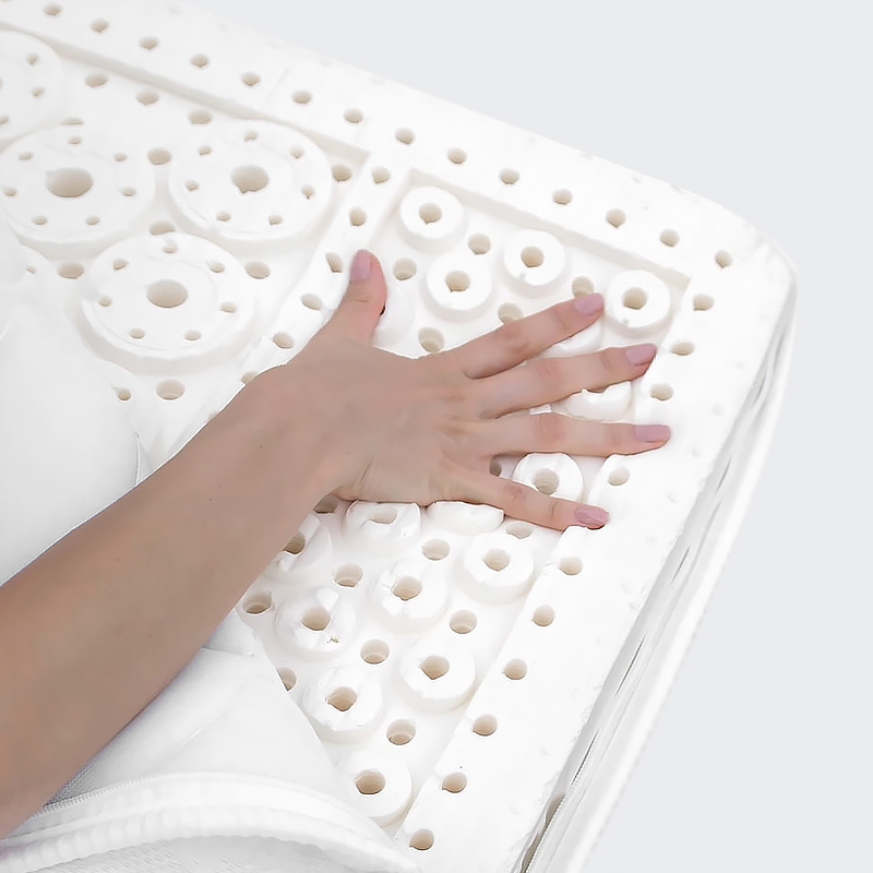 Marion Bio Comfort, mano sulla lastra in lattice forata