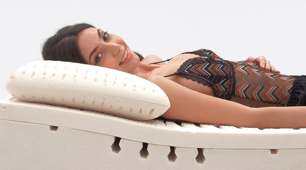 Marion Bio Comfort, donna distesa sulla lastra con cuscino in lattice