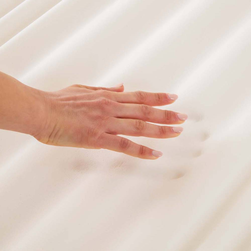 Nardelli Accordo, mano che preme lo strato in memory foam