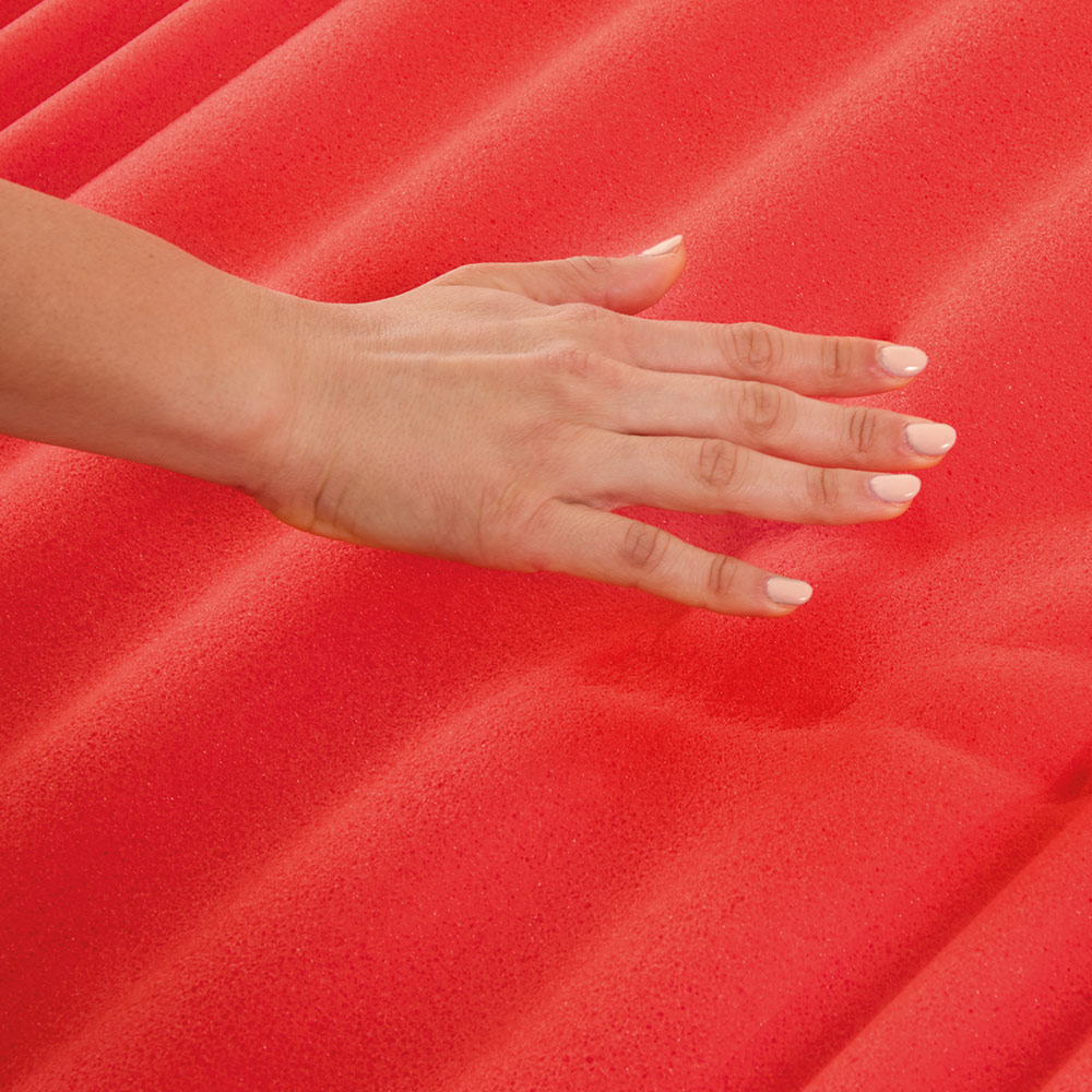 Nardelli Armonia, mano che preme lo strato in memory foam