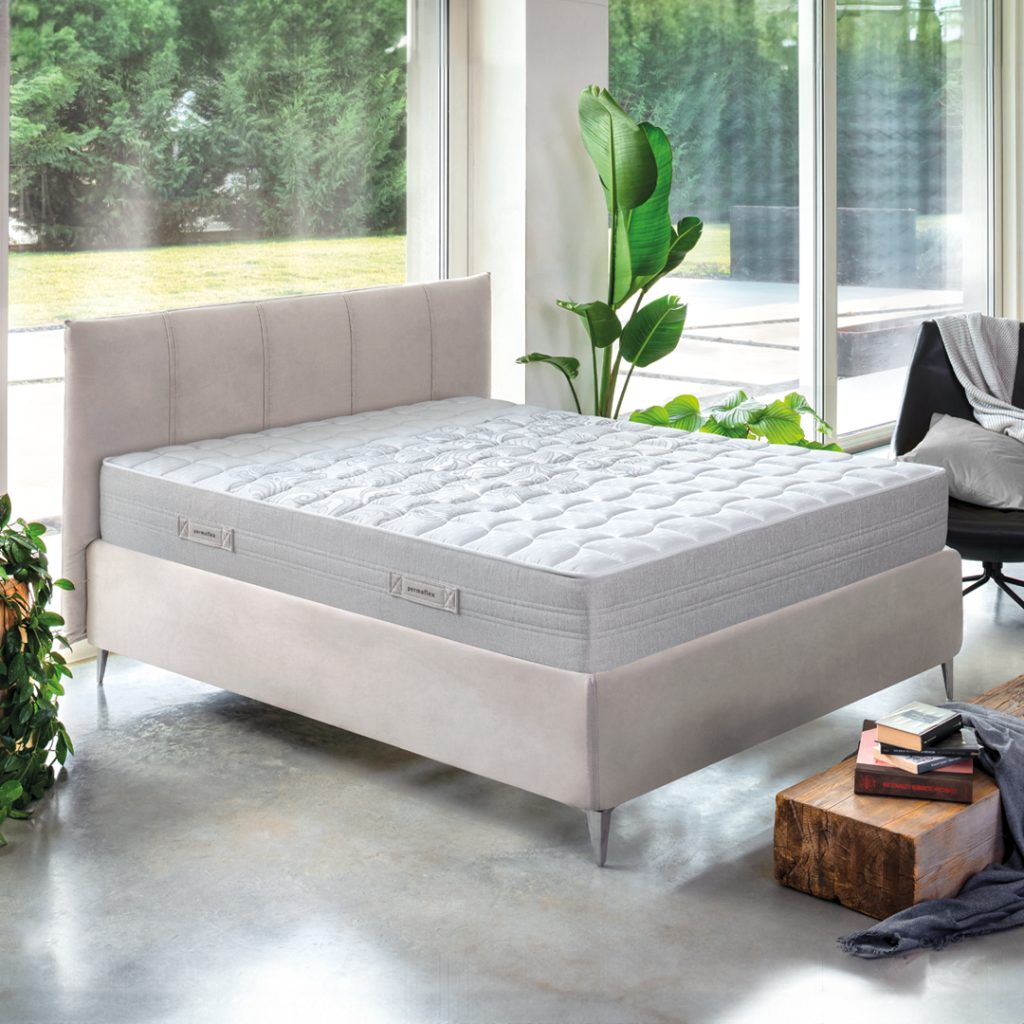 Il materasso Permaflex Classic su un letto in camera da letto