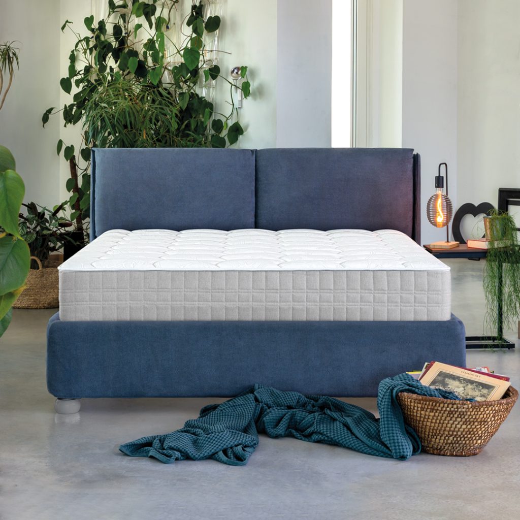 Il materasso Permaflex Confort visto di fronte in camera da letto