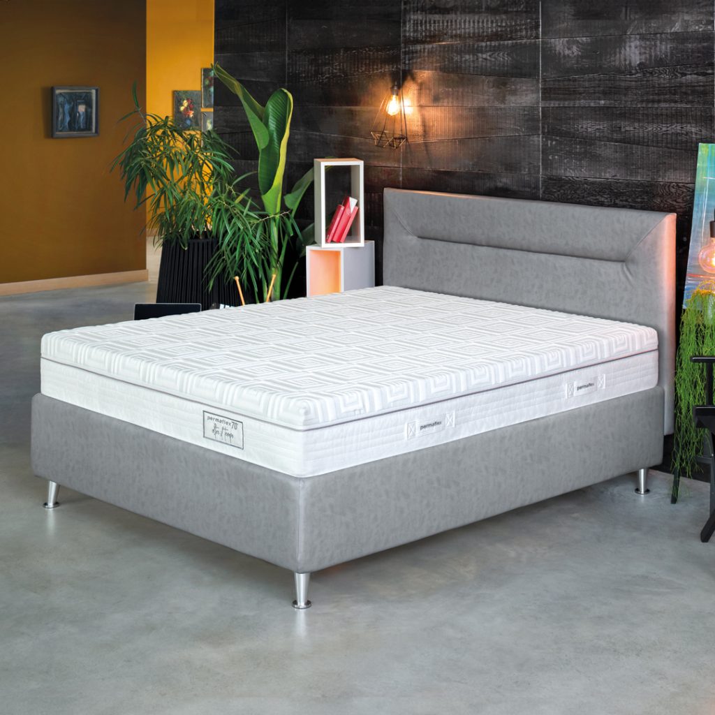 Il materasso Permaflex Dome su un letto in camera da letto