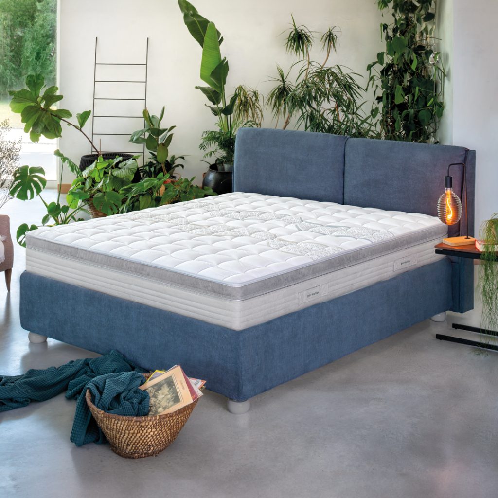 Il materasso Permaflex Excels su un letto in camera da letto