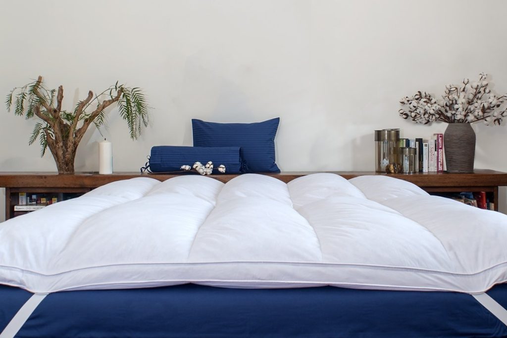 Piumini Danesi Feather Cloud con angoli elastici su materasso blu