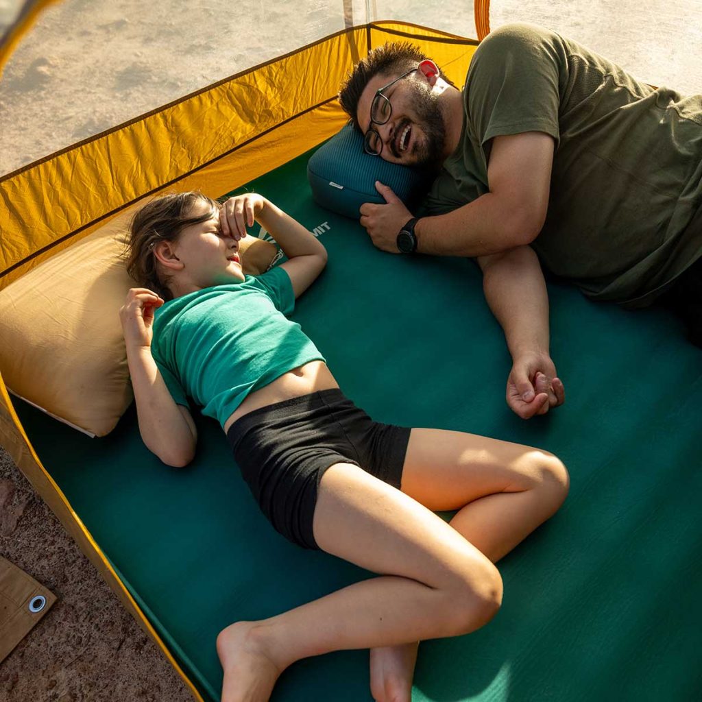 Due persone sdraiate sul Sea to Summit Comfort Deluxe SI Double in tenda