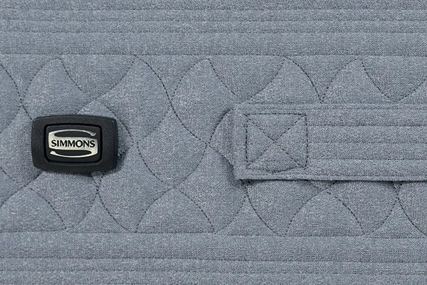 Simmons Grand Tradition Dynamic, fascia perimetrale con logo e maniglia