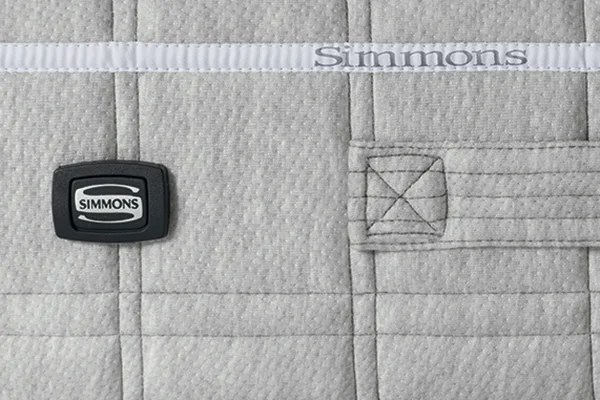 Simmons Quietude Feeling, fascia perimetrale con logo e maniglia