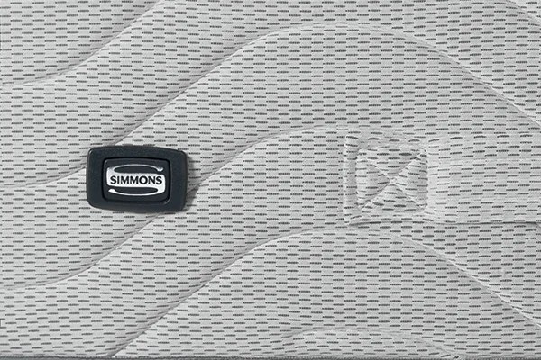 Simmons Quietude Life, fascia perimetrale con logo e maniglia