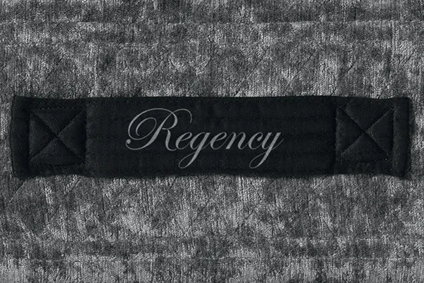 Simmons Regency, maniglia ricamata con il nome del modello