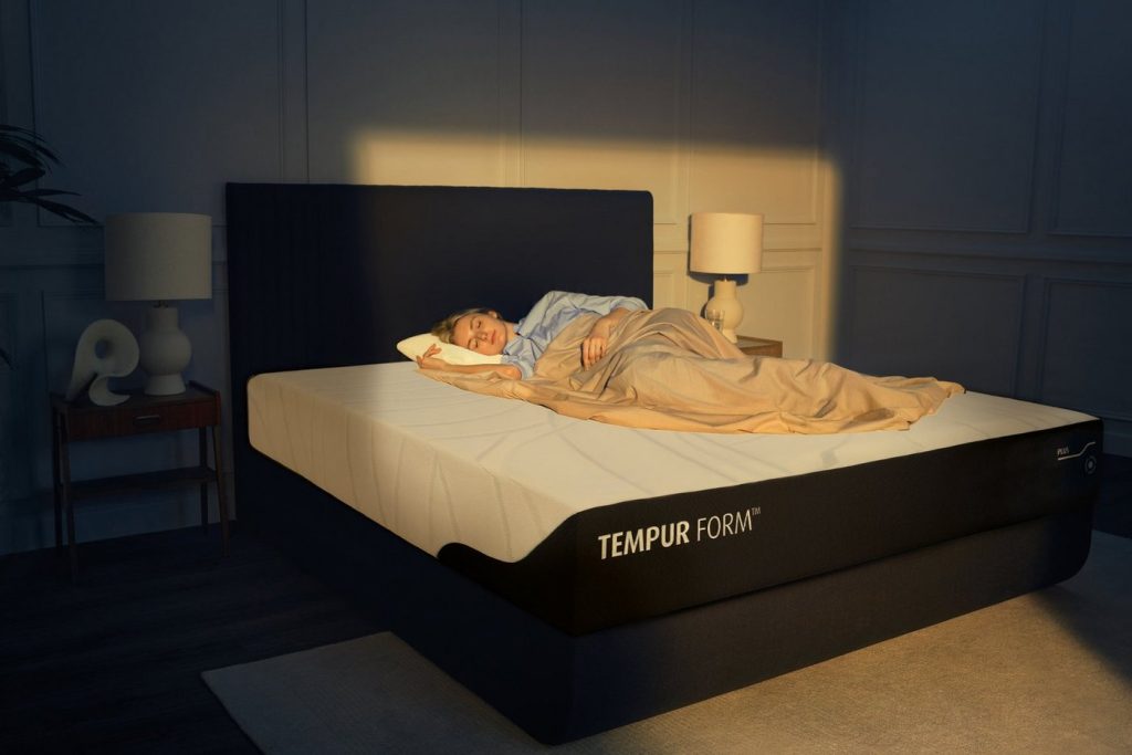 Materasso TEMPUR FORM su un letto in una camera alla luce del mattino