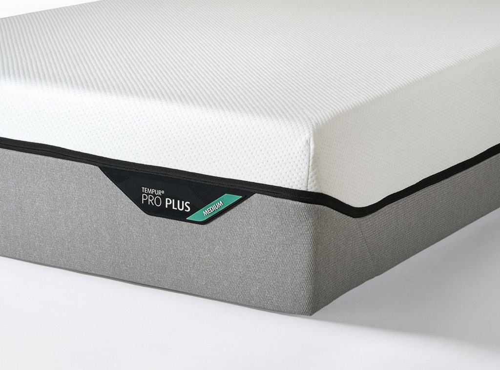 Angolo del materasso TEMPUR PRO Plus MDV con etichetta del feeling medio-morbido