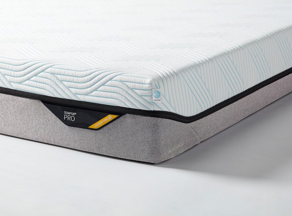 Angolo del materasso TEMPUR PRO SmartCool Hybrid con etichetta PRO