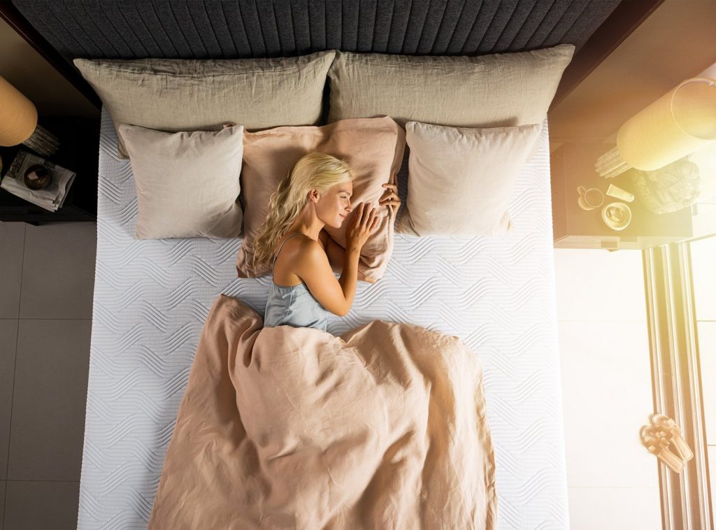 Donna che dorme su un TEMPUR PRO SmartCool Hybrid, vista dall'alto
