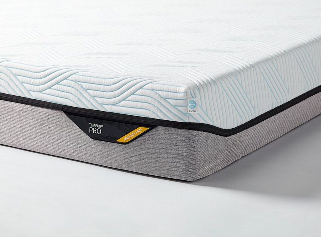 Angolo del materasso TEMPUR PRO SmartCool con fodera rinfrescante ed etichetta PRO