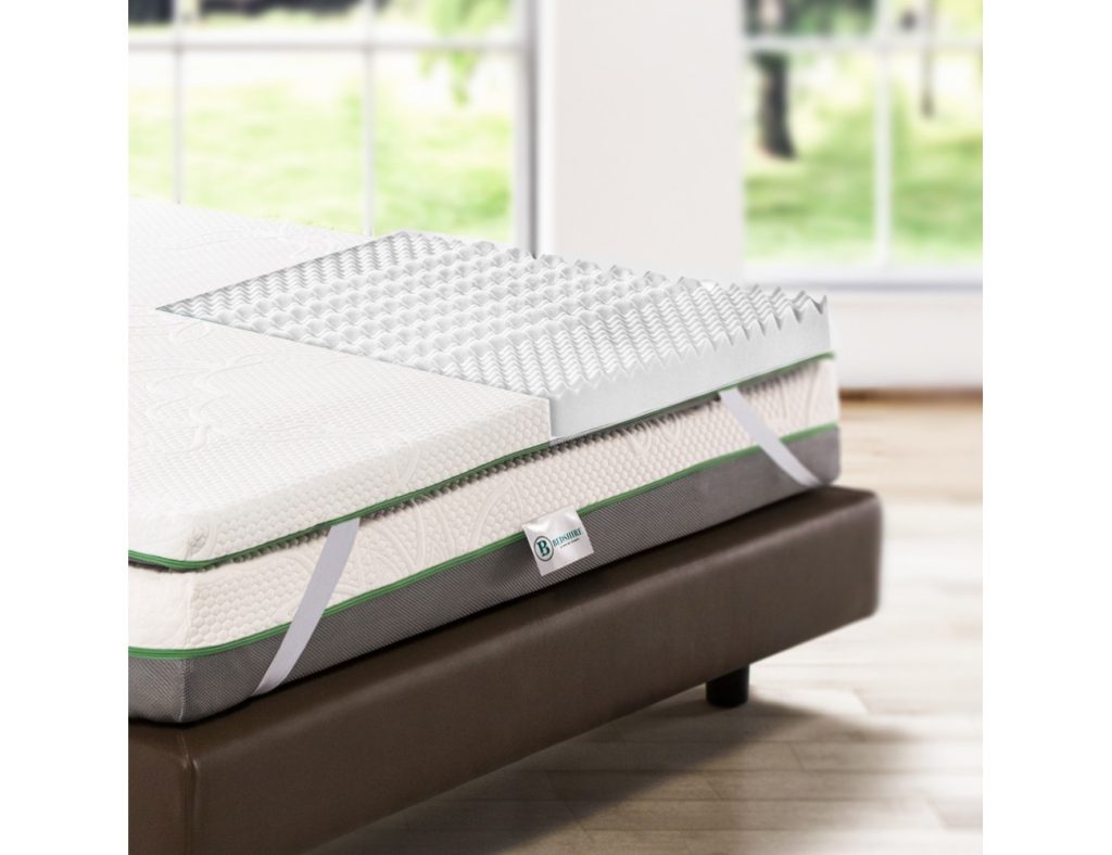 Topper Bedshire Memory Foam HD, angolo con fascia elastica e profilo a rilievi