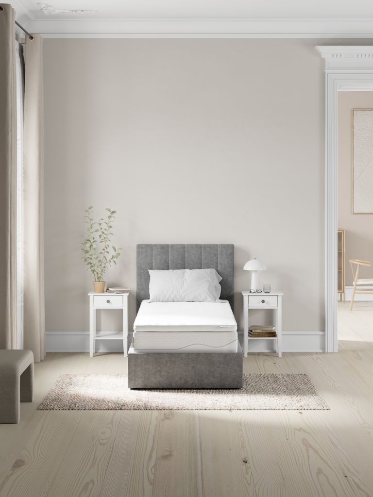 Topper Dreamzone Hopen su un letto singolo in camera da letto