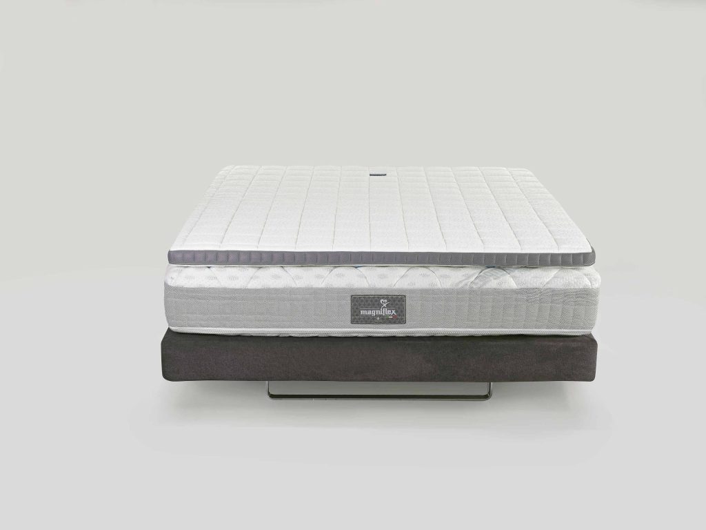 Magniflex Topper Classico Plus Firm, vista frontale su materasso