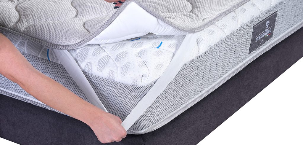 Magniflex Topper MagniCool 3D, angolo sollevato per mostrare il fissaggio