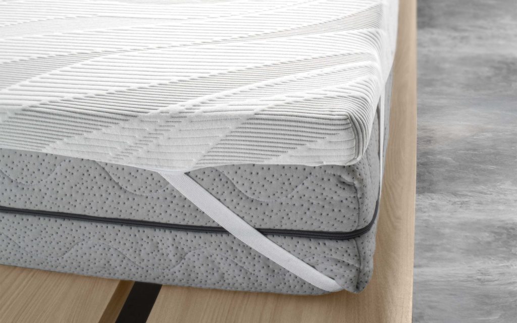 Mondo Convenienza Topper 05 In Memory Gel, dettaglio dell'angolo con banda elastica