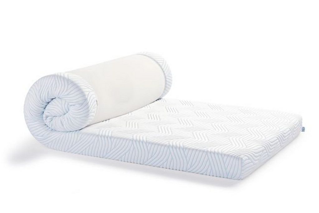 TEMPUR PRO Plus SmartCool Topper parzialmente arrotolato su sfondo bianco