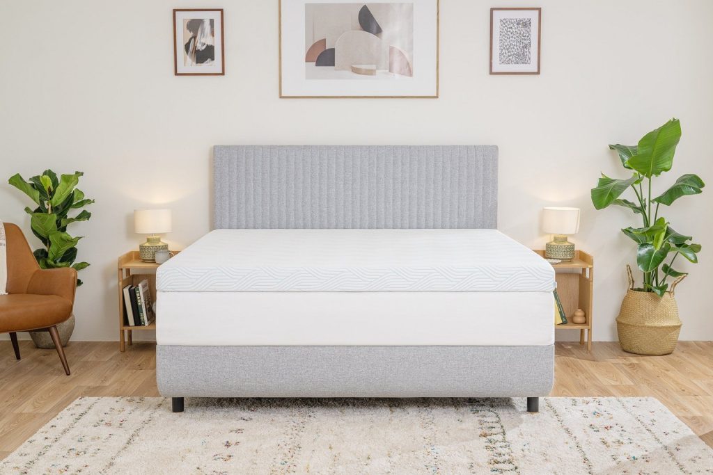 TEMPUR PRO Plus SmartCool Topper su un letto in una camera luminosa