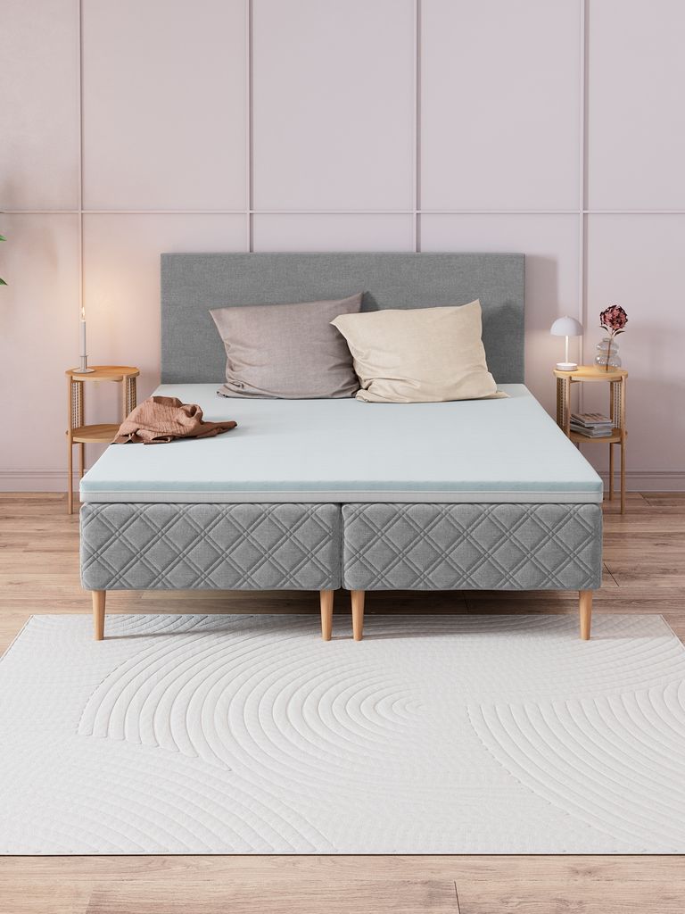 Topper Wellpur Bokselvi su un letto boxspring in camera da letto
